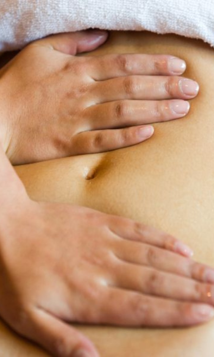 नाभि खिसकने पर नजर आते हैं ये लक्षण, इनपर तुंरत दें ध्यान